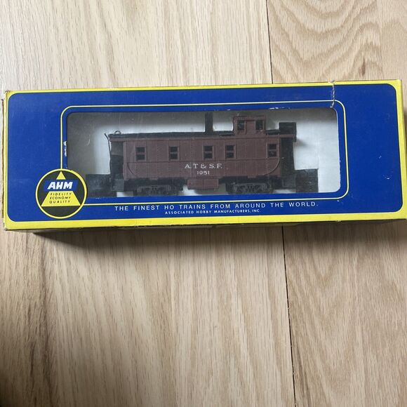 AHM Santa Fe A.T. & S. F. 7240 Cupola Caboose HO Scale With Box Train - Picture 1 of 8